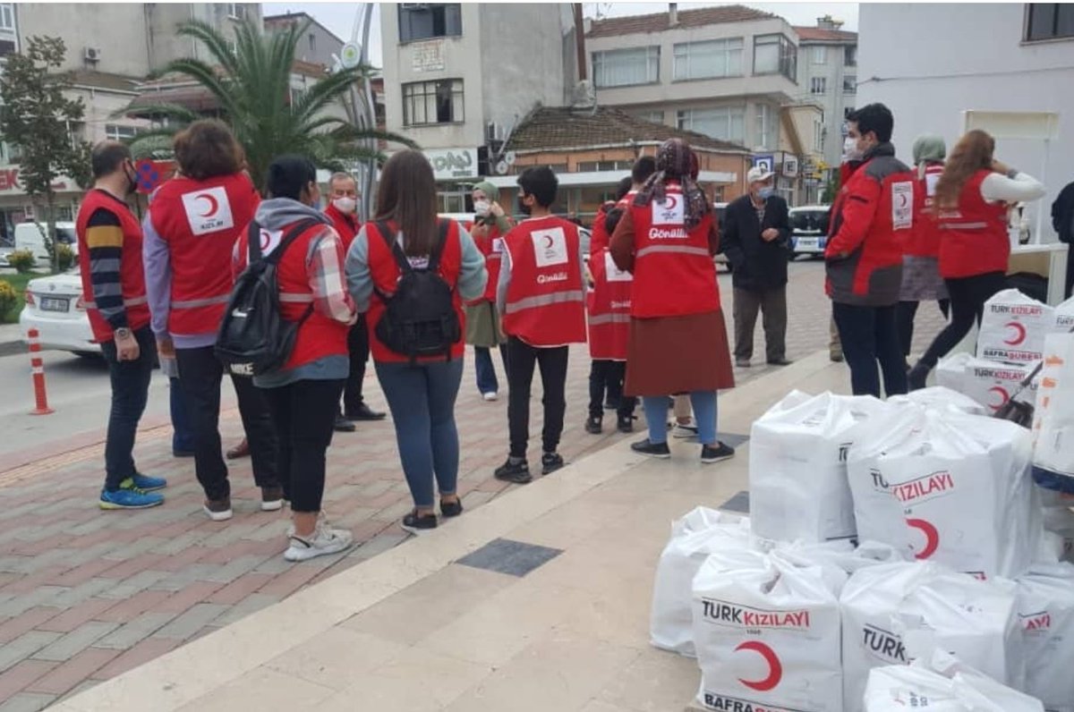 TurkBafra's tweet photo. Kızılay Haftası münasebetiyle ilçemizde Kızılay yürüyüşümüzü gerçekleştirip maske dağıtarak Kızılay haftamız hakkında bilgiler verdik.@drkeremkinik @kizilay #kızılayhaftası #kizilay #hilalolsuntürkiye https://t.co/CFVgjKzI5q