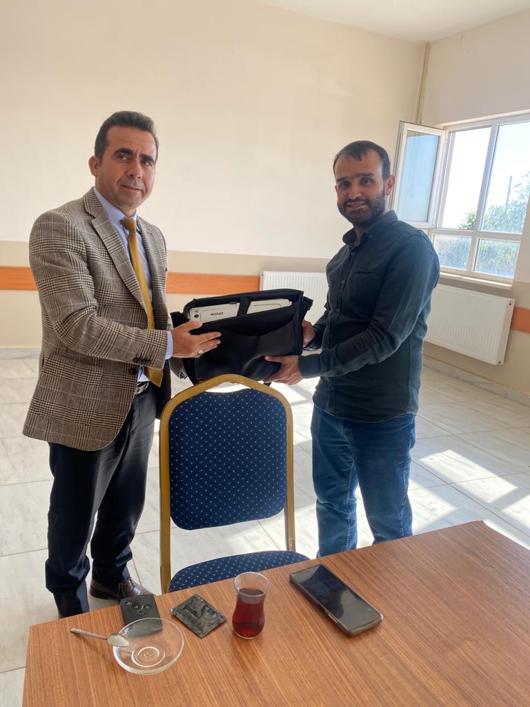 Okulumuza yaptığı projeksiyon yardımı için ilce milli eğitim müdürümüz Sayın Mehmet Asutay ' a teşekkür ederiz 😊🙏
<a href="/MemHarran/">Harran İlçe MEM</a> <a href="/ASUTAYMEHMET/">Mehmet ASUTAY</a> <a href="/cihatkoc61/">Cihat Koç</a> @Hasanzkikorogli