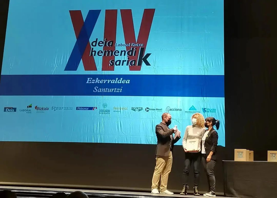 Atzo "Laboral Kutxa Deia Hemendik Sariak" sari-banaketako galan egon ginen. Ekintza honetan #Aspanovas eta beste pertsona eta talde batzuen eguneroko lana saritu zuten. Mila esker gure lana baloratzeagaitik, <a href="/deia_eus/">DEIA</a>. Enhorabuena a todas las personas y colectivos premiados.💚