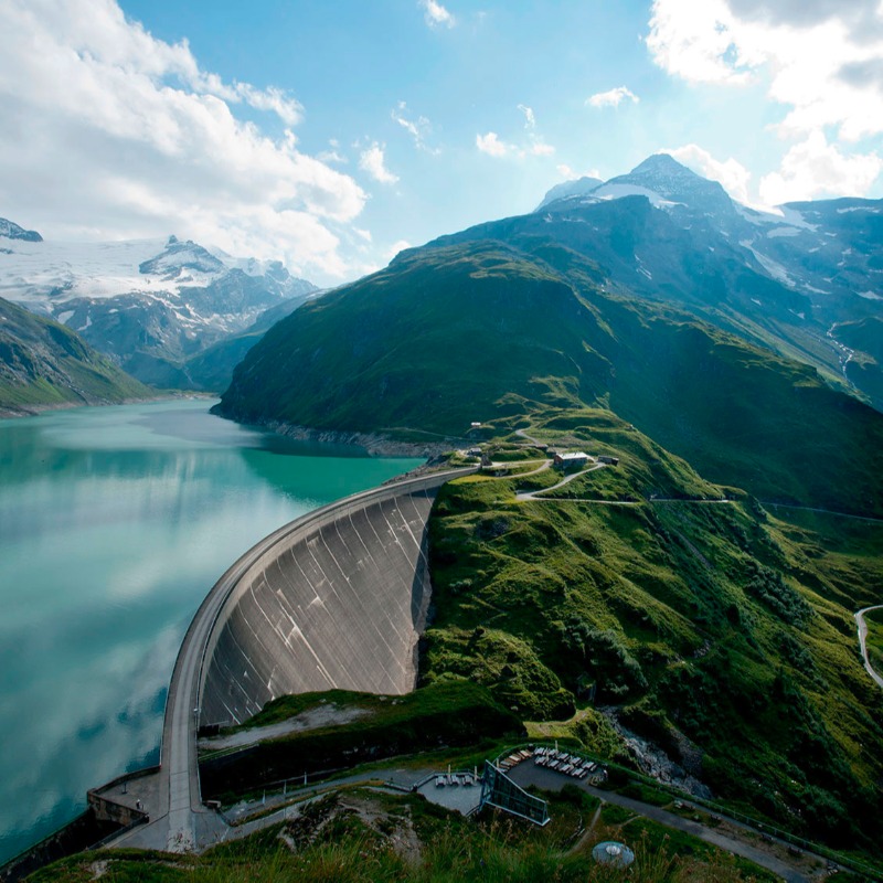 VWGroup's tweet photo. 🌍 #VWGroup was the first automaker to commit to the Paris climate agreement back in 2018.

ℹ️ Click below to learn which efforts Volkswagen is making to protect the climate in many areas: in its products, in production and together with partners.
