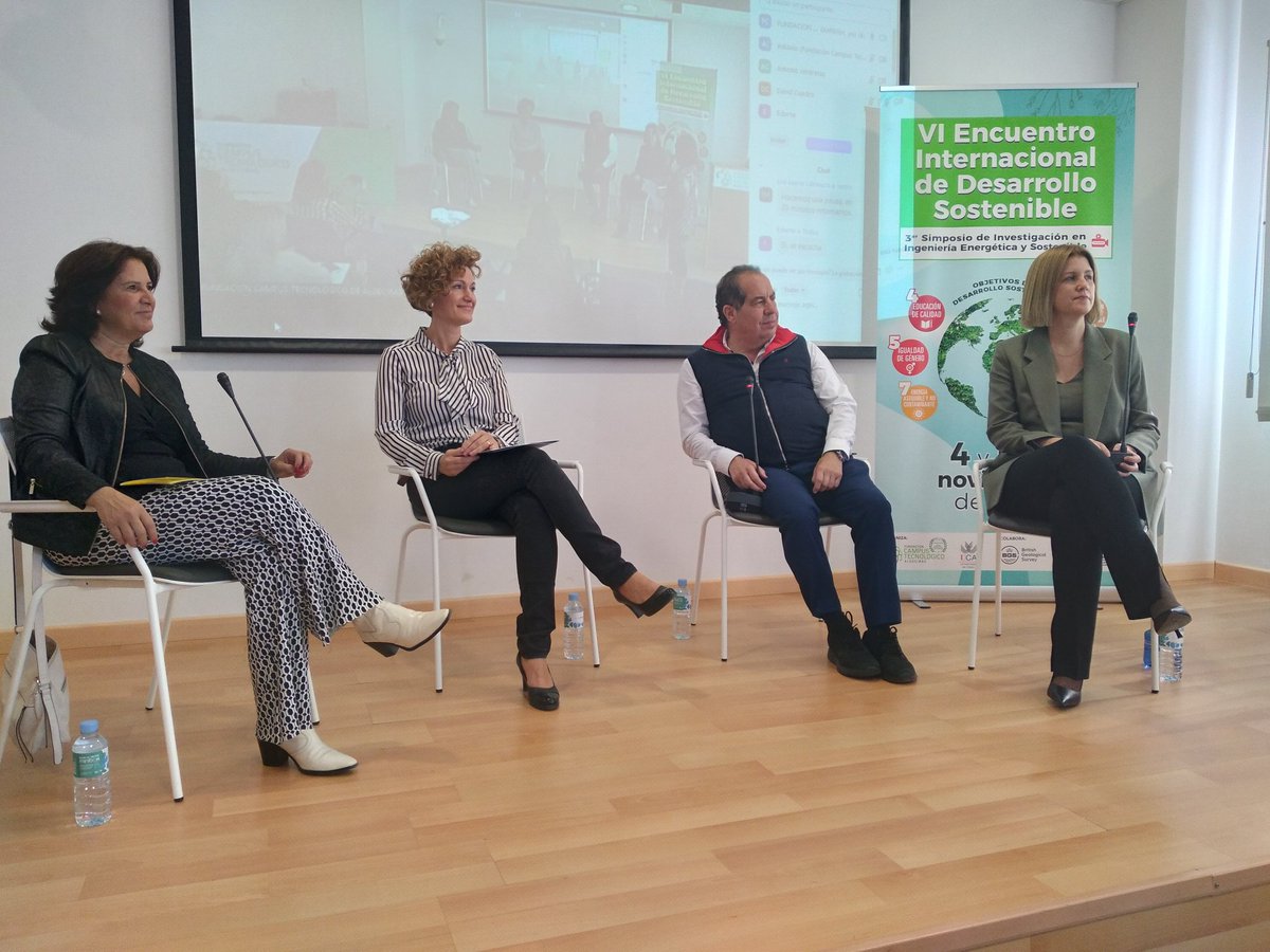 Última mesa debate sobre Igualdad de Género, 'Liderar  en femenino como elemento clave para un futuro sostnible' con <a href="/KarinaSMCoach/">Karina Salas</a> <a href="/EsperanzaFitz/">Esperanza Fitz</a> <a href="/juancarcubeiro/">Juan Carlos Cubeiro</a> y Mar Perrote <a href="/Cepsa/">XXXXXXXX</a>