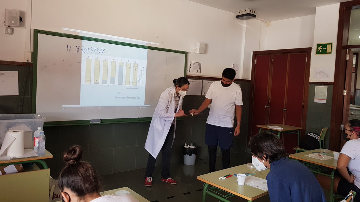 CienciaULL's tweet photo. 🔬Ayer, estuvimos con el #Lab_Arona del @AytoArona y la @ULL realizando dos talleres🚀🧪, uno sobre #Comunicaciones espaciales📡en el IES Las Galletas🏫, y otro sobre #Química 🧫en el IES Luis Diego Cuscoy📚

#ARN_INNOVA #SCIC21 #somosciencia #somosinnovación #protegerlaciencia https://t.co/7RJsm8JGIx