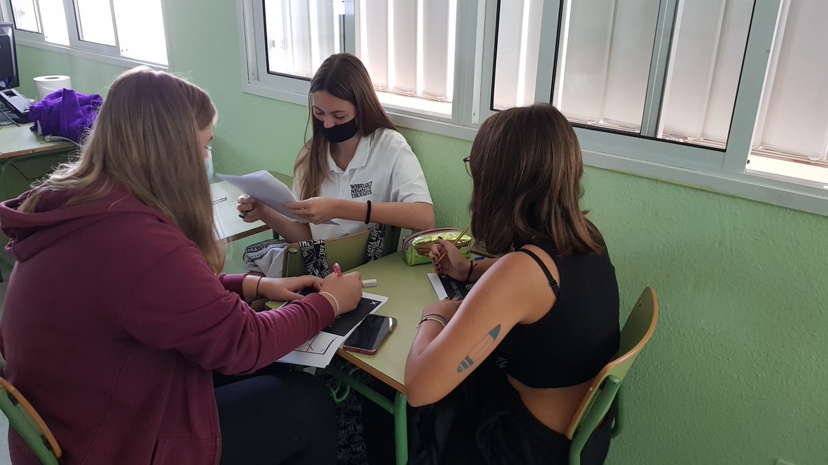 CienciaULL's tweet photo. 🔬Ayer, estuvimos con el #Lab_Arona del @AytoArona y la @ULL realizando dos talleres🚀🧪, uno sobre #Comunicaciones espaciales📡en el IES Las Galletas🏫, y otro sobre #Química 🧫en el IES Luis Diego Cuscoy📚

#ARN_INNOVA #SCIC21 #somosciencia #somosinnovación #protegerlaciencia https://t.co/7RJsm8JGIx