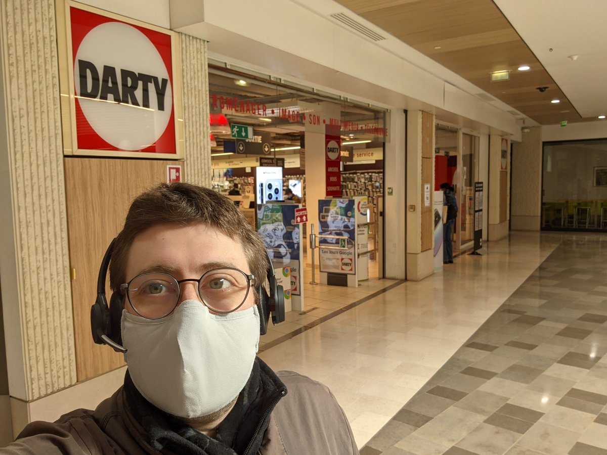gbauvin's tweet photo. Tiloup devant le Darty d'Arcueil ! @Darty_Officiel @Gofroles https://t.co/BzXGsCU9So