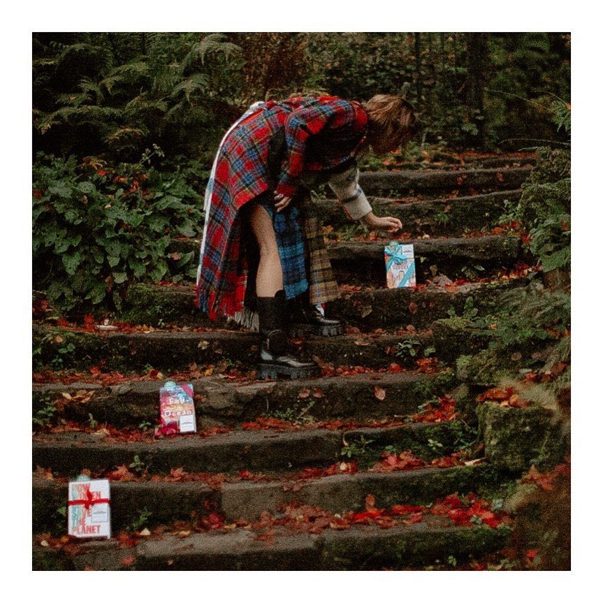 the_bookfairies's tweet image. More information on which books Emma chose to hide for #COPBookFairies here: ibelieveinbookfairies.com/2021/11/activi… #emmawatson #cop26 #ibelieveinbookfairies #books #climatebooks #greenbookfairies