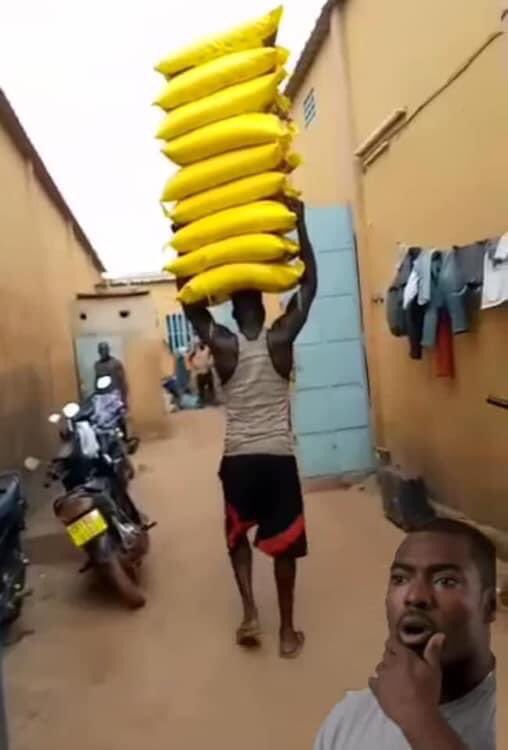 SmartMag225's tweet photo. C'EST INCROYABLE MAIS VRAI ! 
Il transporte 9 sacs Riz de 50 kg sur sa tête. Le Burkina a incroyable talent. 🇧🇫👏 Allons travailler🏃

#burkinafaso https://t.co/QjhU8lLoGK