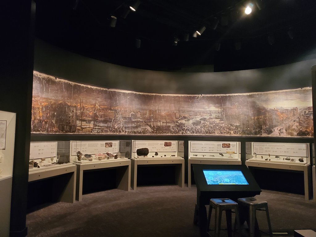 kateminch's tweet photo. Light, color, and sound have so much power in exhibits. City on Fire in @ChicagoMuseum utilizes these elements so well - it's complete mood shift from chaos to decimation and desperation. These pictures definitely don't do it justice so check it out for yourself! #dpph https://t.co/FiyAd062mc