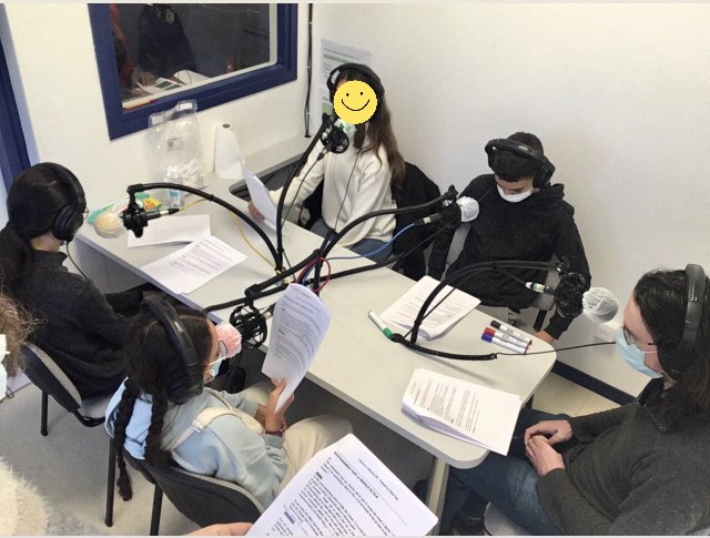 les_type's tweet photo. Ça y est ! Le Podcast du 3ème Type sur « Men in Black » est dans la boîte ! Nos animateurs Amina, Imene, Lisa et Mohamed ont été très bons. Bientôt sur les ondes ! Merci à Radio Moulins et au cinéma l’Univers pour l’accueil toujours aussi impeccable. https://t.co/X02Z092RL5