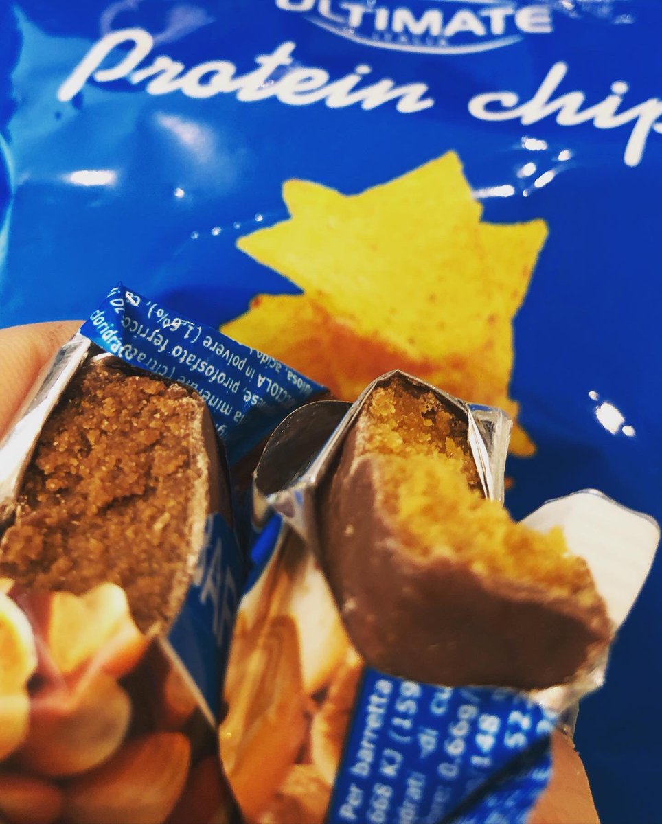 gabrielasolin's tweet photo. Spuntino post allenamento 🏋️‍♀️ oggi barretta proteica 30% senza glutine con vitamine, minerali e ovviamente aminoacidi per mantenere il tono muscolare dopo l’attività fisica! Davvero gustose🥰😜biscotto  o nocciola?E il break del pomeriggio sono o le patatine proteiche alla soia😜 https://t.co/EK2hhCLfKO
