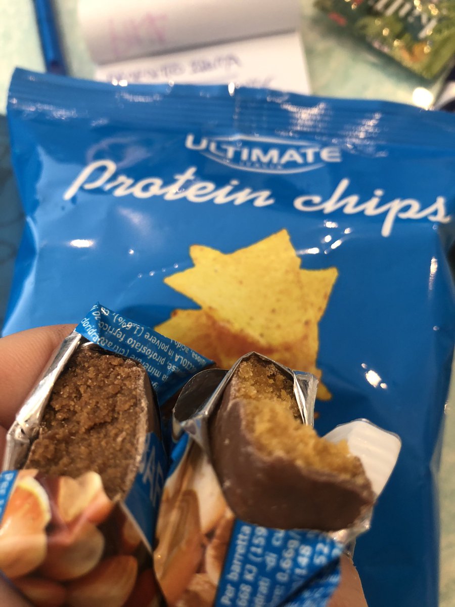 gabrielasolin's tweet photo. Spuntino post allenamento 🏋️‍♀️ oggi barretta proteica 30% senza glutine con vitamine, minerali e ovviamente aminoacidi per mantenere il tono muscolare dopo l’attività fisica! Davvero gustose🥰😜biscotto  o nocciola?E il break del pomeriggio sono o le patatine proteiche alla soia😜 https://t.co/EK2hhCLfKO
