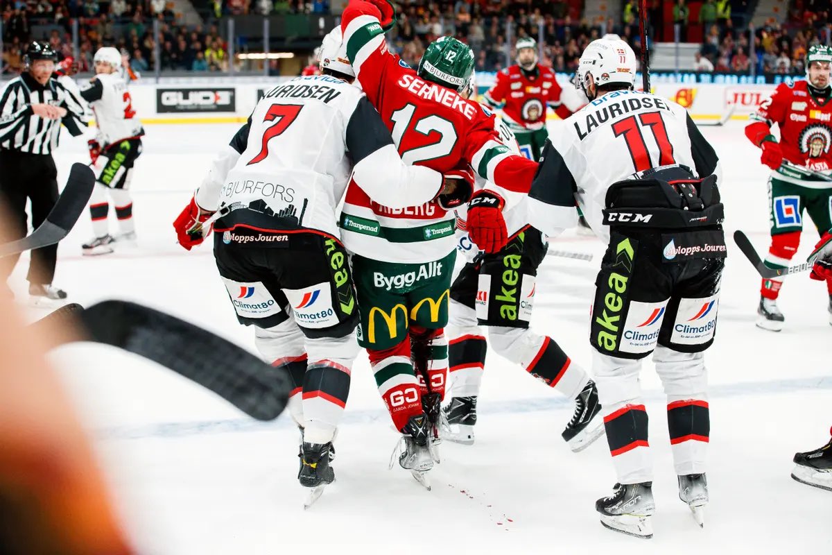 figge_22's tweet photo. Fruktansvärt otäckt det som hände Max igår. Krya, gosse!

Ishockey är en hård och faktiskt ganska farlig sport. Men vid händelser som denna förstår man på något sätt tjusningen med den.

Jag blir både varm och stolt över hur oviktig den blir när det väl brinner till. https://t.co/24hj5rxrg5