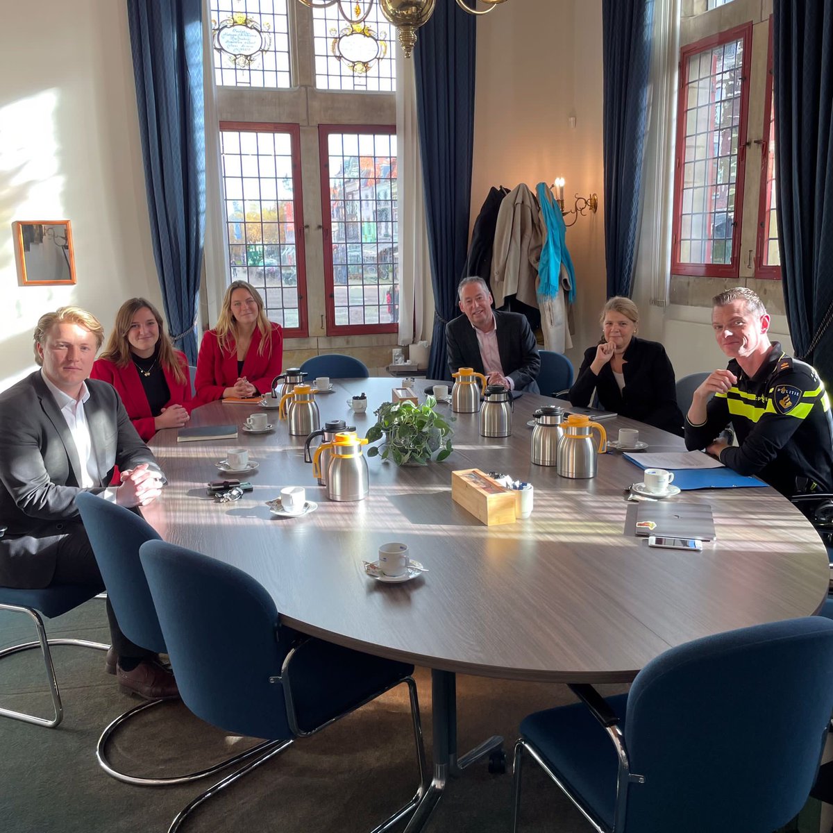 VanBijsterveldt's tweet photo. Zojuist samen met @TimvanderHagen een prima overleg gehad met studentenvereniging DSC over het voorkomen en tegengaan van overlast voor rond studentenhuizen. Het bestuur van de vereniging heeft goede plannen om in de komende tijd hierop stappen vooruit te maken. @SenaatDSC https://t.co/saAI0zAt7O