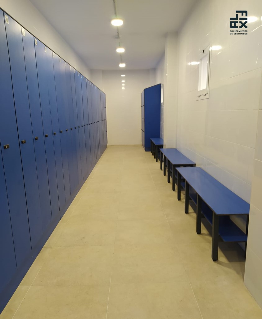 AlfixGroup's tweet photo. Instalación de taquillas y bancos color azul

#taquillas #bancos #cabinas #vestuario #instalacion #obra #diseño #arquitectura #interiores #fenolico #melamina #aluminio https://t.co/VqXcUOwMdP