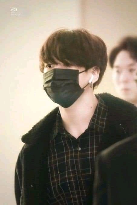 Tazria0T7's tweet photo. | Mr jeon with black mask,🖤🤎
#Jungkook #BTS https://t.co/mRx9c6PSft