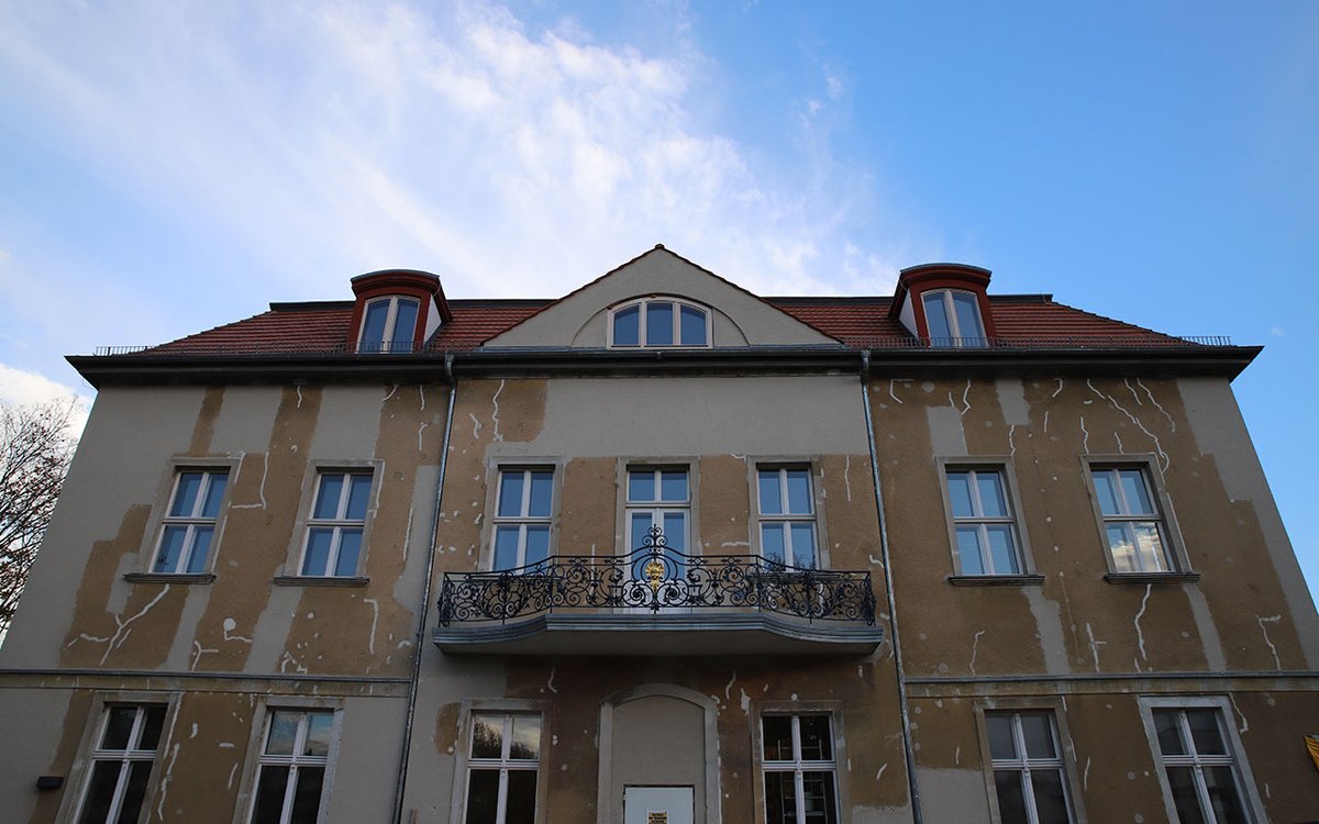 In einschlägigen Portalen wurde monatelang das Schloss #Hohenschönhausen zum Kauf angeboten. Nachdem die SPD #Lichtenberg darauf aufmerksam wurde, verschwanden die Inserate. Doch es bleiben viele Fragen offen. bezirks-journal.de/verein-sucht-k… #bvvlichtenberg #bvvlibg #bvvlbg