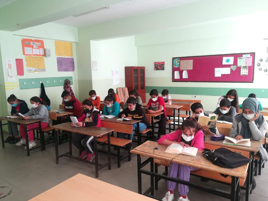 mem_eruh's tweet photo. Günlük kitap okuma etkinliği kapsamında öğrencilerimiz kitap okuma saatinde okumaya devam ettiler. https://t.co/rwxz7atVNB
