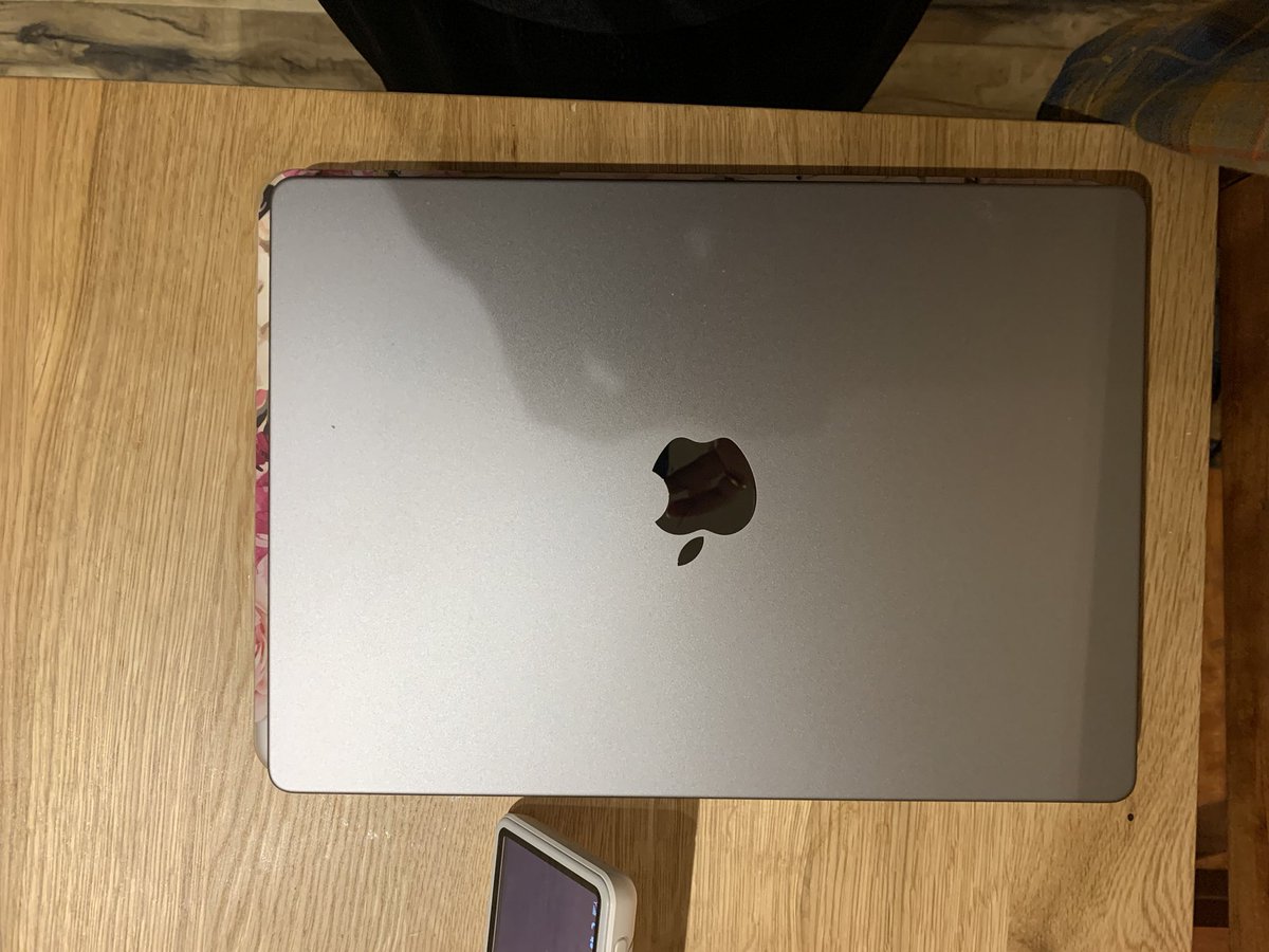 scottjoe_'s tweet image. 13” MBA and 14” MBP. How?… and don’t say top notch bc 1cm of screen isn’t worth 1” of screen.