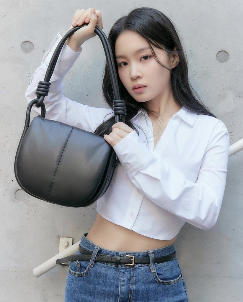 Hayiest's tweet photo. ㅤㅤ ㅤㅤㅤㅤ
Keep it classic in a white shirt and blue jeans. Complete it with a pretty black Luna bag and Nola boots from @.charleskeithofficial. Take out all the pretty things when autumn comes. 🍃🍂
ㅤㅤ ㅤㅤㅤㅤ https://t.co/Z2066ui8XC