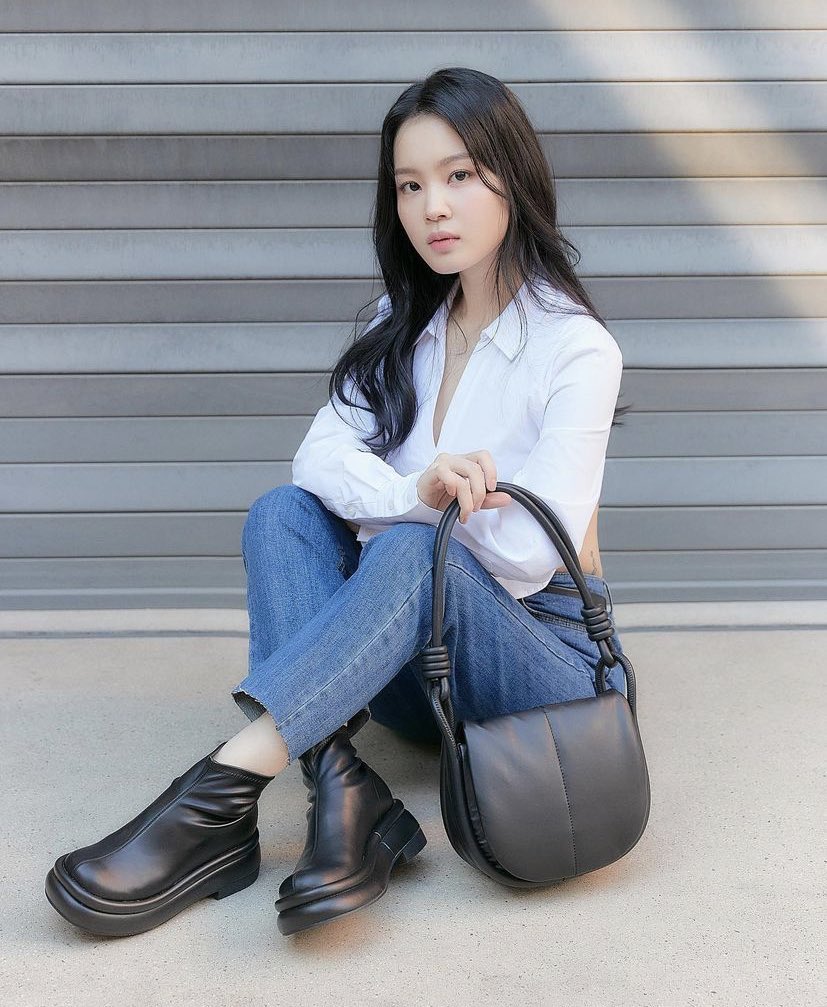 Hayiest's tweet photo. ㅤㅤ ㅤㅤㅤㅤ
Keep it classic in a white shirt and blue jeans. Complete it with a pretty black Luna bag and Nola boots from @.charleskeithofficial. Take out all the pretty things when autumn comes. 🍃🍂
ㅤㅤ ㅤㅤㅤㅤ https://t.co/Z2066ui8XC