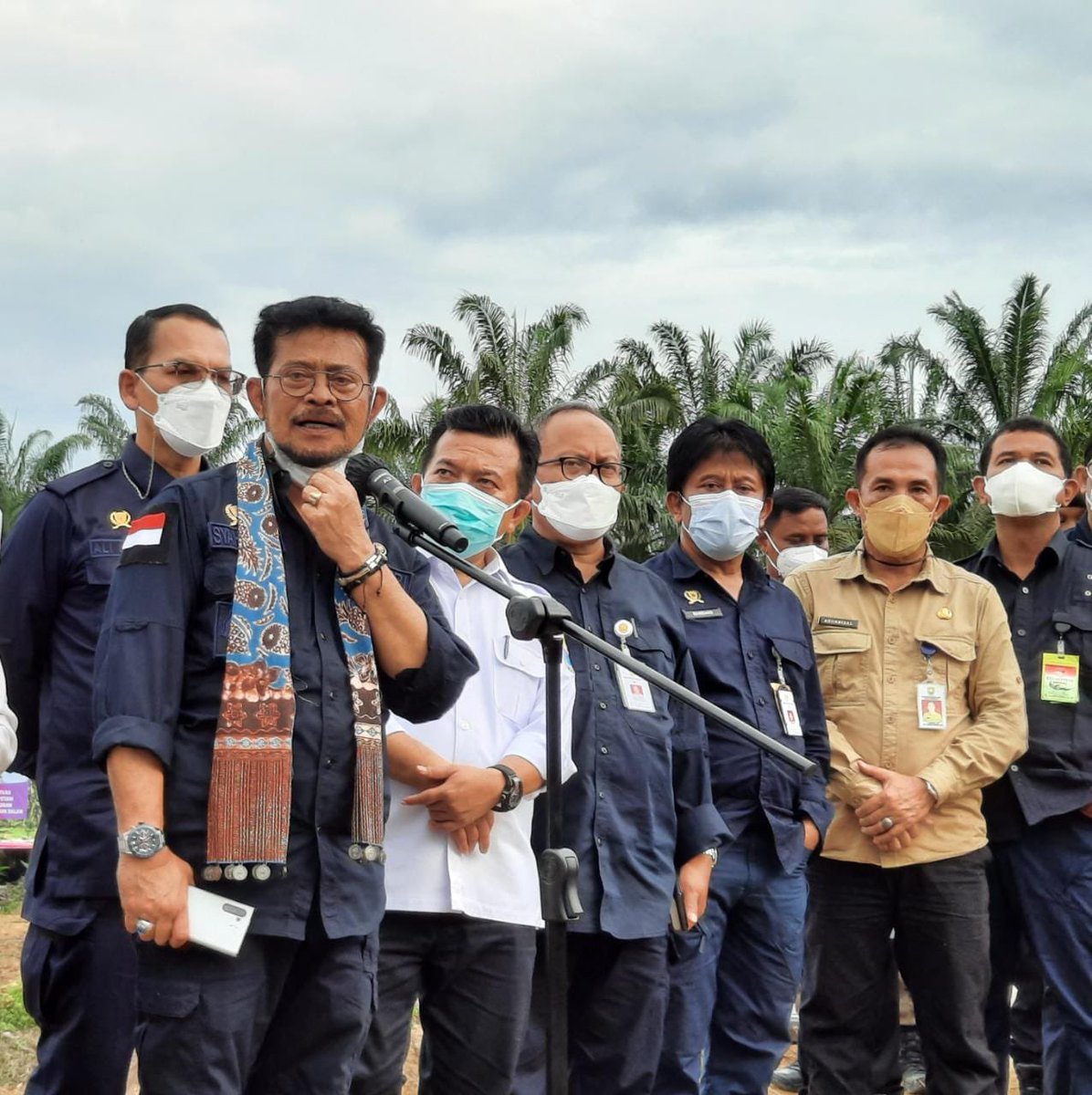 BarantinRI's tweet photo. Jumat (5/11), Ka @Barantan_RI, Ir. Bambang, MM mendampingi  Mentan @Syahrul_Yl  pd  penanaman bibit sawit prg PSR di Ds Talang Bukit, Kec Bahar Utara, Muaro Jambi.

Selain itu, dilkn jg tanam jagung sbg tanaman sela, Ka @karantinajambi, Turhadi trt hadir.

#KunkerMentanDiJambi https://t.co/jy9oORVUip