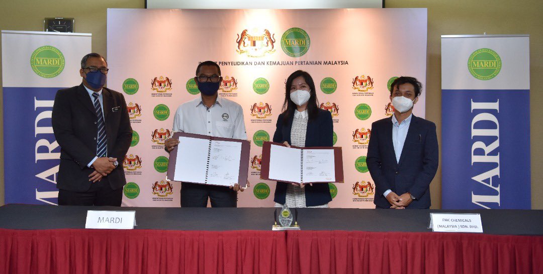 mardimalaysia's tweet photo. MAJLIS Menandatangani Memorandum Perjanjian Kontrak Projek Penyelidikan Antara MARDI dan FMC Chemical (Malaysia) Sdn. Bhd.

#keluargaMARDI #keluargamalaysia #betterMARDI https://t.co/3z0z6U5NCC