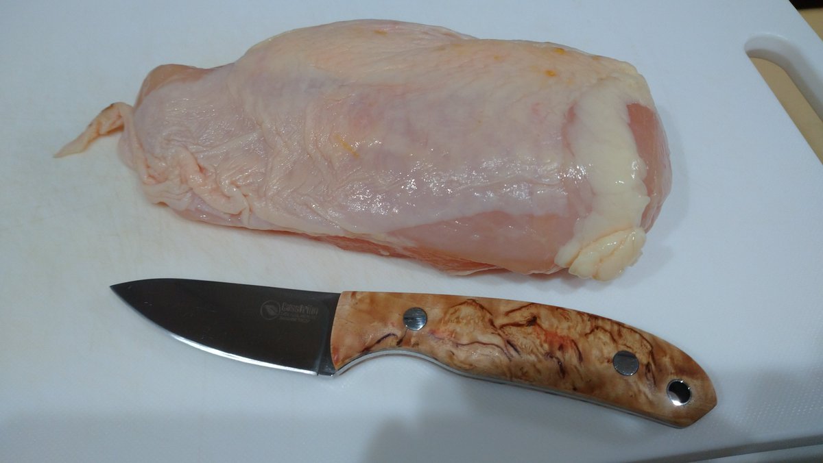 「今日の晩ごはんは鶏むね肉とさつまいものシチュー。今日のナイフはカストロムのサファ」|柚月猫のイラスト