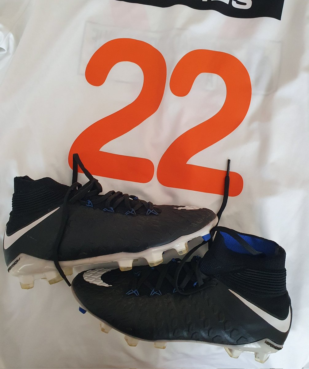 MariskaKolk's tweet photo. Eindelijk, vandaag voor het eerst 6 maart 2020, weer eens voetballen.
En ja, rugnummer 22 rules! Een eerbetoon aan mijn in 2019 overleden oma (1922).
#voetbal #voetballen #blijindewei https://t.co/irvUOxOBM4