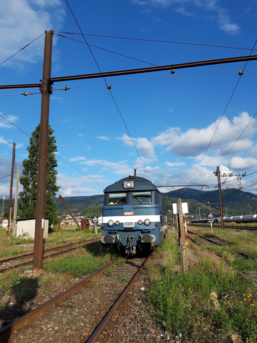 141R840's tweet photo. @boxpok Quelle belle journée...
Et notre A1A-A1A 68540, après quelques heures de repos, qui est prêt en sortie de dépôt d'Ambérieu pour le relais traction du train retour. https://t.co/HrWdb45X8y