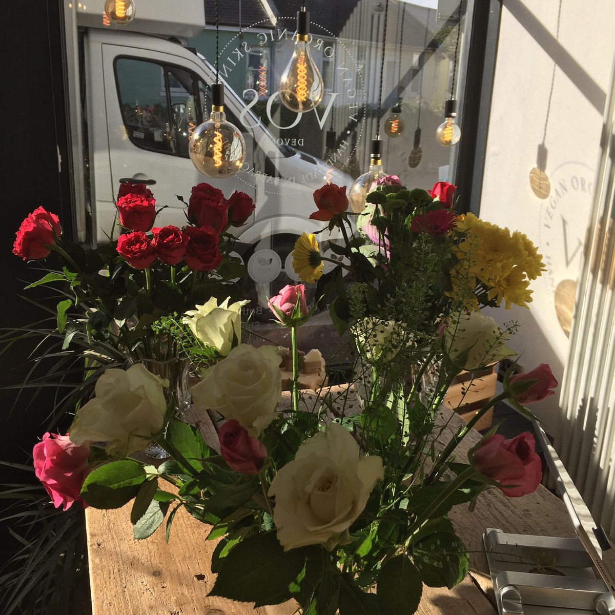 voscompanydevon's tweet photo. Thank you ๐ So many flowers and cards from my awesome besties to celebrate the opening of my first shop ๐ฅฐ๐ฅฐ
#vosdevon #thankyou #bestiesforlife #shopindependent #veganorganicskincare #FlowersOnFriday https://t.co/EIYmApgaXE