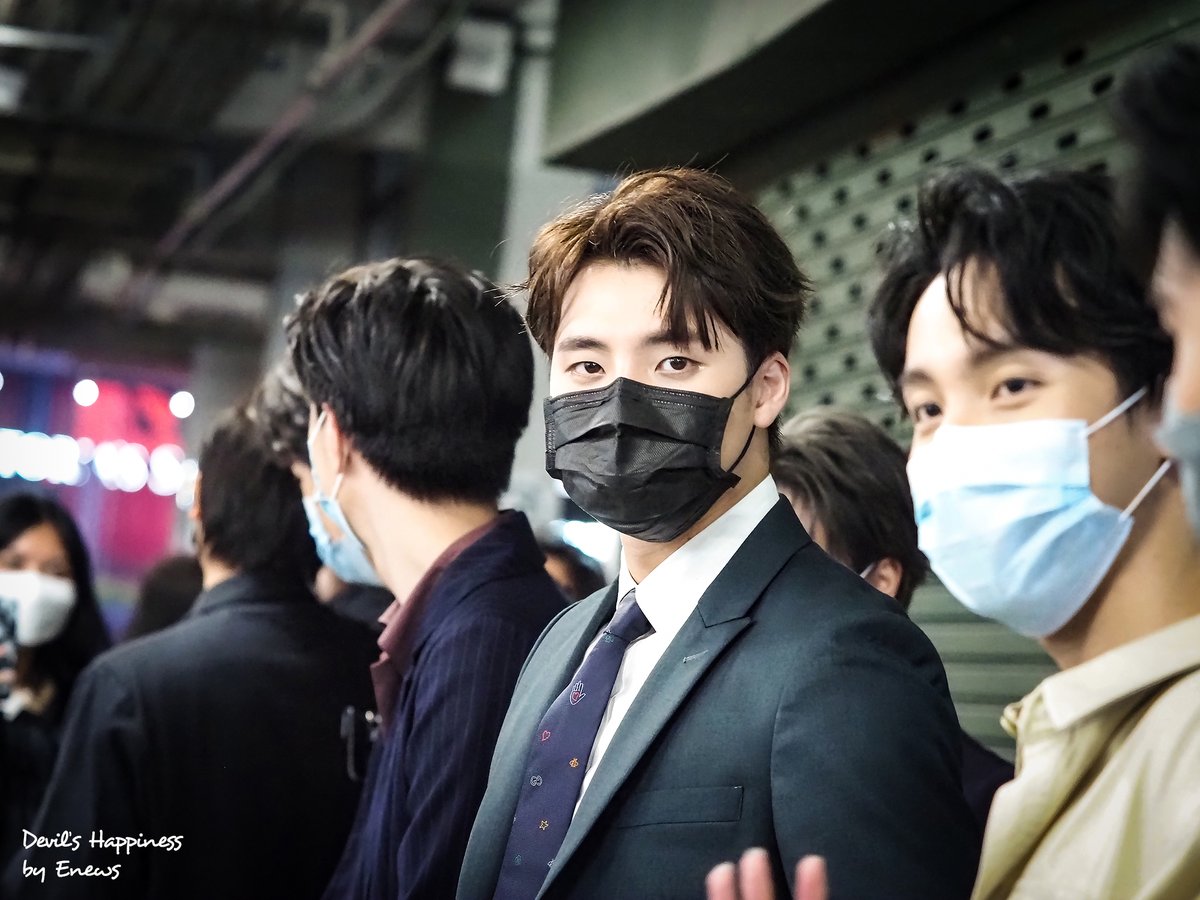 devilshappiness's tweet photo. หล่อทะลุแป้ง เอ๊ย... Mask 😷

#MeanPhiravich
#แถลงข่าวหนังสือรุ่น https://t.co/DZnL2wb2jw