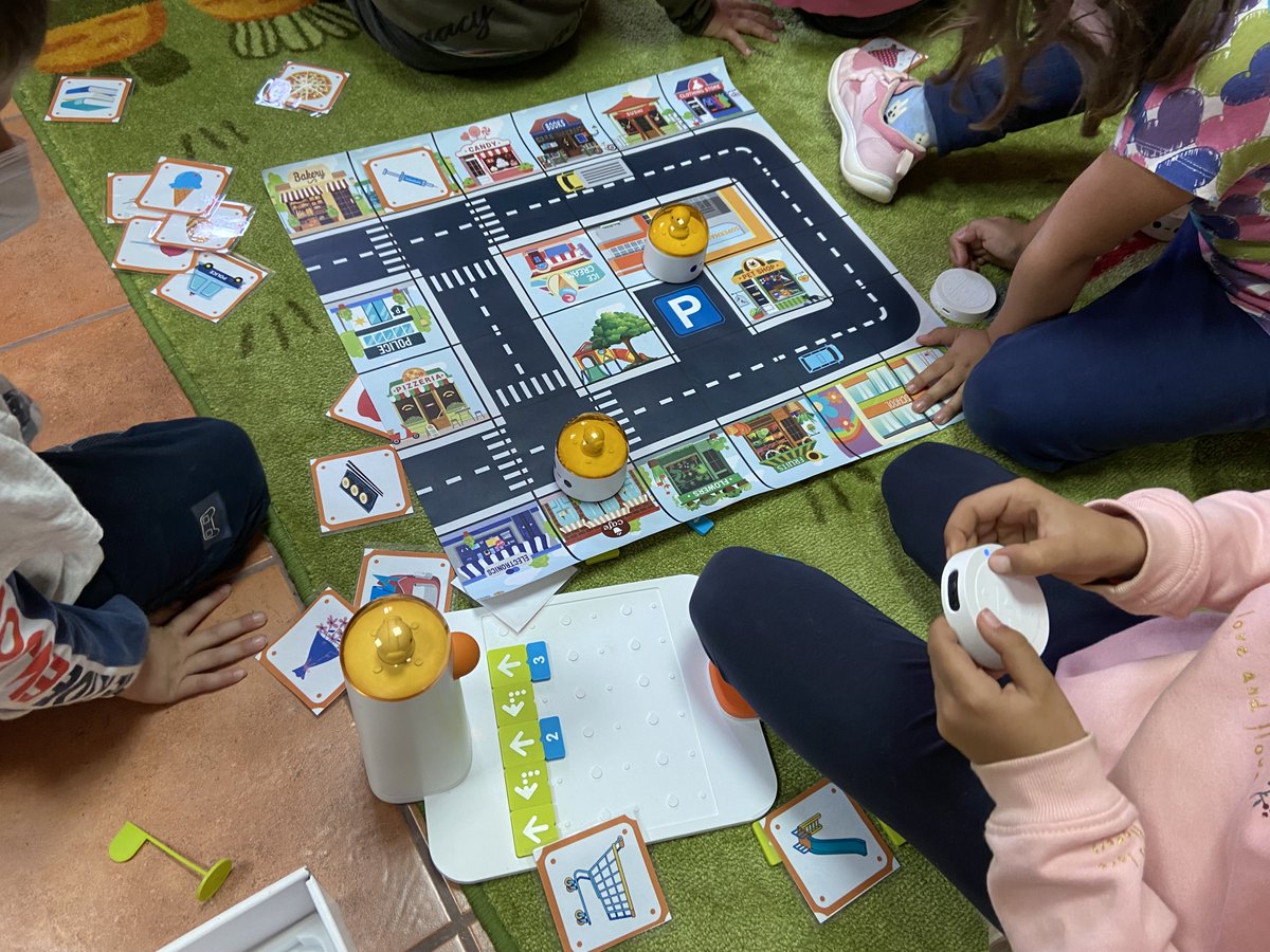 PenyaLab's tweet photo. Els infants de #Vistabelladelmaestrat #Atzenetadelmaestrat #Useres #Xodos han participat a la #codeweek de @CodeWeekEU Aprenen a programar amb diversos dispositius i recursos d'aprenentatge de @PenyaLab https://t.co/AqxtLKph9b