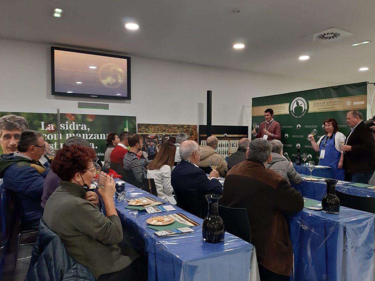 cheesefest2021's tweet photo. Primer maridaje en la zona Cider Lab de sidra espumosa, DOP Sidra de Asturias - POMA AUREA  y Queso Ruperto de @CasinQueso.

@SidraDasturias 
@cheesefest2021 

#ICF2021
#WCA2021 
#CiderLab https://t.co/dk4CM50VMB