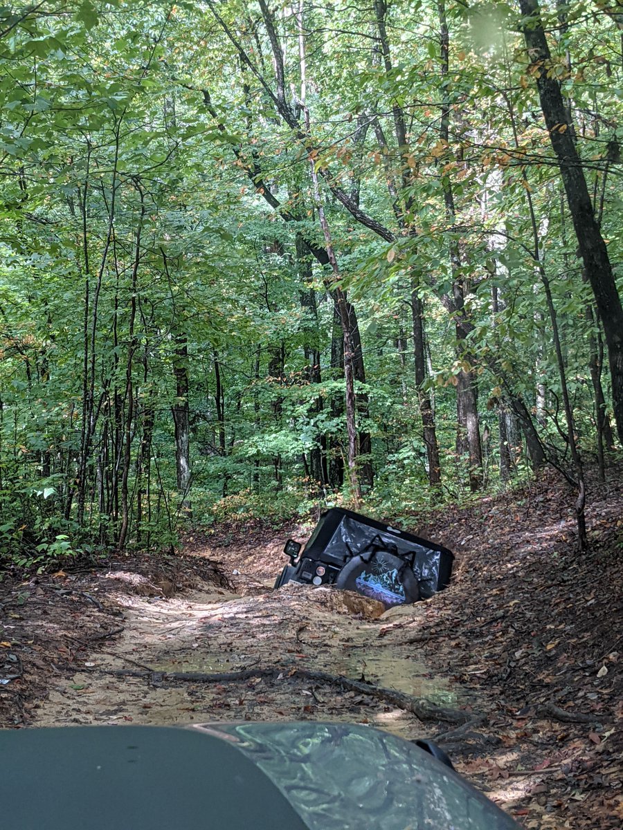 OffroadSynth's tweet photo. Some holes are worse then they look. #offroadsynthetics #roamn  #builtnotbought #dailydrivencrawler #jeepjl #jeepjk #jeepbadgeofhonor #windrockpark https://t.co/3kWHJ6rEKd
