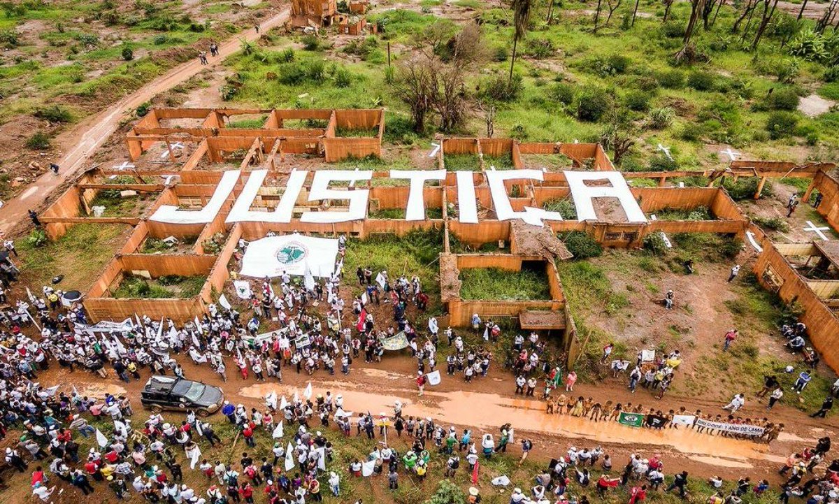 Izalourenca's tweet photo. Neste dia 5 de novembro, completam-se 6 anos do rompimento da barragem de rejeitos de Fundão, de propriedade da Samarco Mineração S.A, controlada pela Vale e pela BHP Billiton, as duas maiores mineradoras do mundo na produção de minério de ferro. #MarianaLutaPorJustiça https://t.co/0S3UGcX3ET