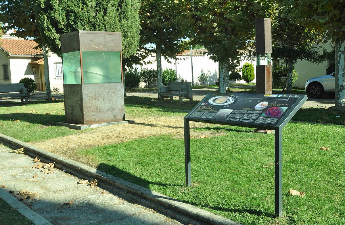 agencia_sinc's tweet photo. En la comarca de Ciudad Rodrigo (Salamanca) han creado una réplica a escala de nuestro sistema solar. Se acaba de completar con Júpiter y Saturno, de entre 40 y 50 cm, colocados a varios kilómetros de distancia de un Sol de casi 5 metros.
https://t.co/lpgLwh10XO https://t.co/fNXHbe2knz