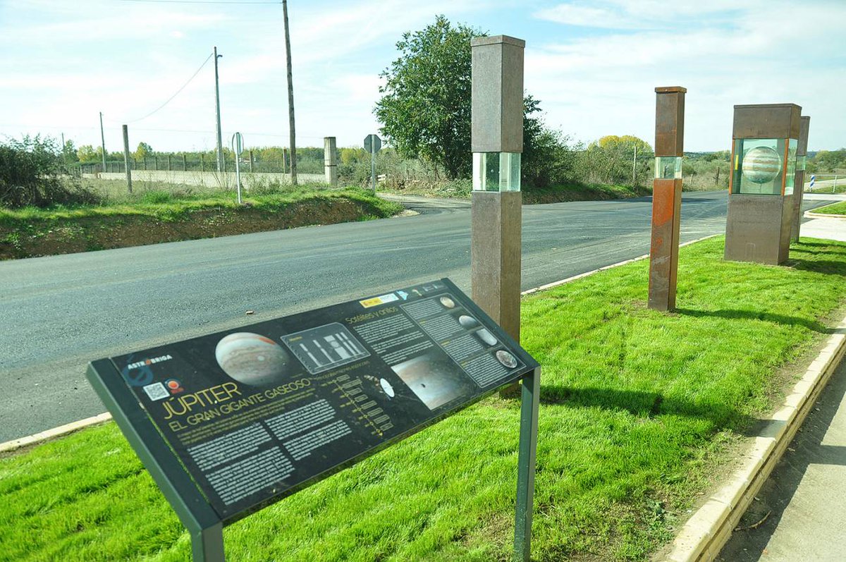 agencia_sinc's tweet photo. En la comarca de Ciudad Rodrigo (Salamanca) han creado una réplica a escala de nuestro sistema solar. Se acaba de completar con Júpiter y Saturno, de entre 40 y 50 cm, colocados a varios kilómetros de distancia de un Sol de casi 5 metros.
https://t.co/lpgLwh10XO https://t.co/fNXHbe2knz