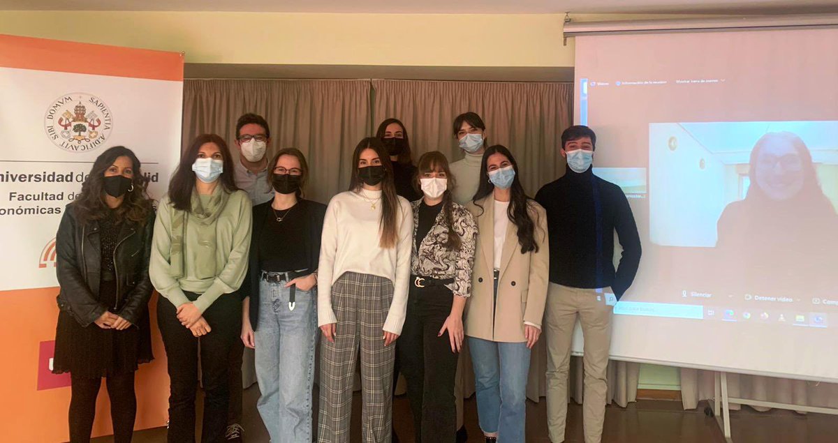 economicas_uva's tweet photo. ¡La suerte está echada! Los equipos finalistas de los VI #PremiosMADISONUVa han presentado ante el jurado sus tres interesantísimas investigaciones sobre el e-commerce tras la pandemia, el impacto de las mascarillas en la sociedad y las apps para pedir comida a domicilio.👏👏👏⬇️ https://t.co/pxcZGXmc0v