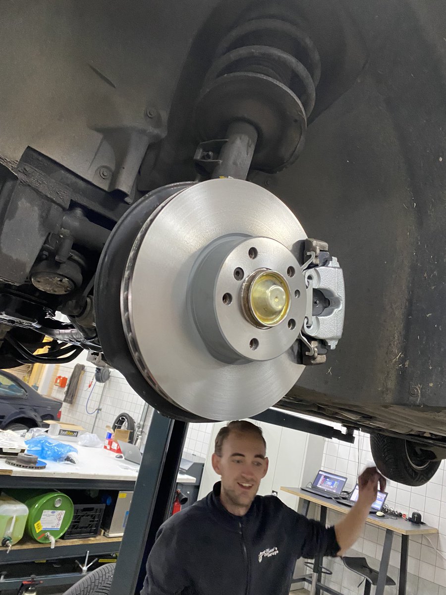 Brantsen's tweet photo. Af en toe moet het even. #schijven #blokken #sensoren #draagarm #reactiearmrubbers #OriginalTeile #E38 #UndSoWeiter https://t.co/hxBcFhyh8m