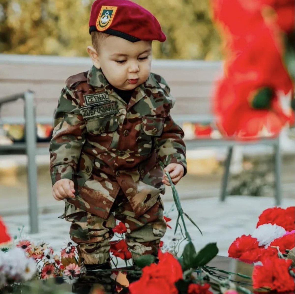 ShirinJafarli's tweet photo. Onun atası ilə şəkli yoxdur. Çünki o dünyaya gələndə artıq 8 gün idi ki, atası Şəhid olmuşdu… O indi atasının adını daşıyır. Atasının nurlu simasını üzündə daşıyan balaca Zeynaldır o… Hələ heç nədən xəbəri olmayan 1 yaşlı Zeynal… O həmişə xoşbəxt olsun…
#ZeynalZülfüqarlı 🇦🇿 https://t.co/7wyDZKYCsQ