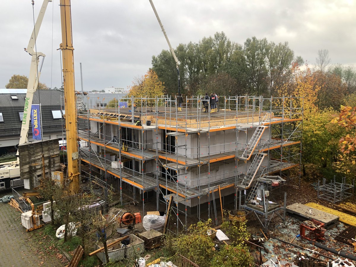 lotharjohnde's tweet photo. Tag 54: Die ersten zwei Etagen sind bereits fertig!
Beton wurde aus dem Betonmischer durch eine Pumpe in die dritte Etage befördert, um den Boden zu betonieren.😀#lotharjohn #lohmannbau https://t.co/zcu8PTIaG1
