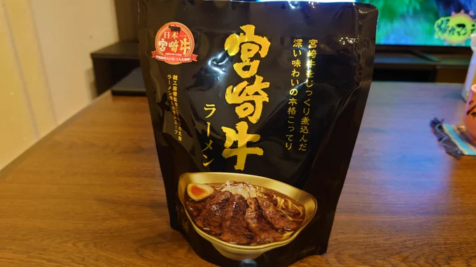 こんばんは、owls forestです。  宮崎牛ラーメンを食べました、もちろん肉は別売りです。  宮崎牛のだしを取り醤油ベースのスープです。(器はキティちゃん)  肉を入れすぎると油がきつくなります。  皆さん、今日も1日お疲れ様でした。  それではおやすみなさい、良い夢を