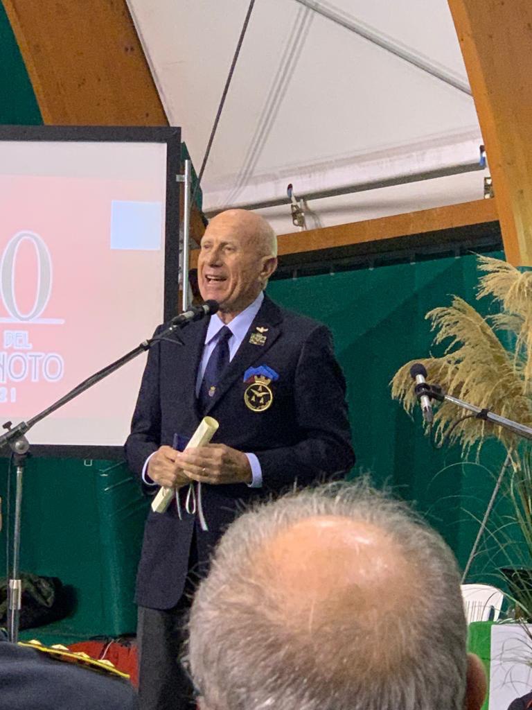 assoaeroarma's tweet photo. Ieri #4novembre celebrazioni giornata Unità Nazionale e Forze Armate a #Gattico-#Veruno, #Piemonte. Il Presidente Nazionale A.A.A. #AviatoridItalia Gen. S.A. (c) #GiulioMainini ha in mano la pergamena/bolla che concede cittadinanza al Milite Ignoto #100MiliteIgnoto #MiliteIgnoto https://t.co/sqWdszdep6
