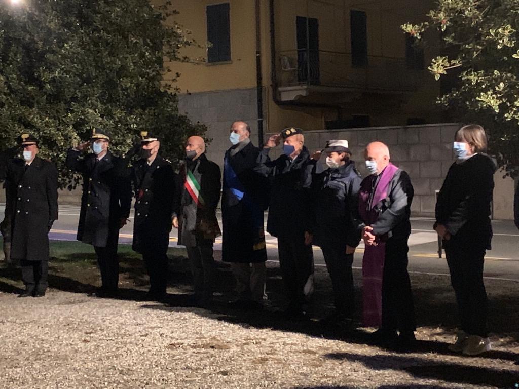 assoaeroarma's tweet photo. Ieri #4novembre celebrazioni giornata Unità Nazionale e Forze Armate a #Gattico-#Veruno, #Piemonte. Il Presidente Nazionale A.A.A. #AviatoridItalia Gen. S.A. (c) #GiulioMainini ha in mano la pergamena/bolla che concede cittadinanza al Milite Ignoto #100MiliteIgnoto #MiliteIgnoto https://t.co/sqWdszdep6
