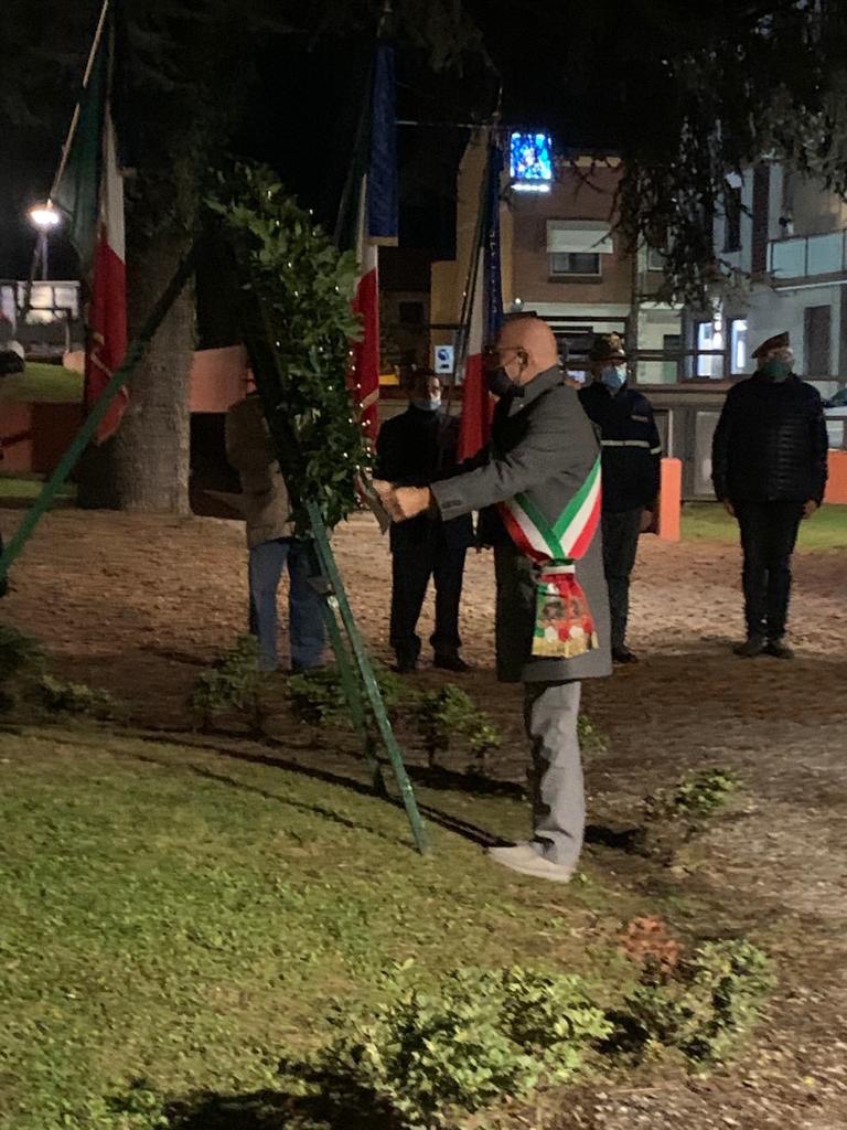 assoaeroarma's tweet photo. Ieri #4novembre celebrazioni giornata Unità Nazionale e Forze Armate a #Gattico-#Veruno, #Piemonte. Il Presidente Nazionale A.A.A. #AviatoridItalia Gen. S.A. (c) #GiulioMainini ha in mano la pergamena/bolla che concede cittadinanza al Milite Ignoto #100MiliteIgnoto #MiliteIgnoto https://t.co/sqWdszdep6