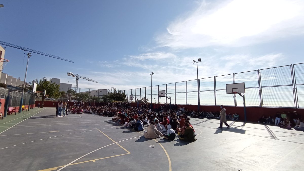 Avui a les 11.30h les alumnes de 5è de primària fins a 2n de Batxillerat ens hem trobat al pati de l'escola per mostrar el nostre rebuig a la brutal agressió sexual que va tenir lloc a Igualada el passat 1 de novembre. #ensvolemvives #ensvolemlliures #niunamenys <a href="/igualtatcat/">Igualtat i Feminisme</a>