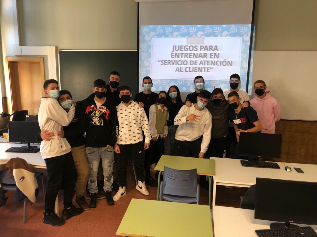 lalaboralcifp's tweet photo. El alumnado del Ciclo Formativo de 2º de Actividades comerciales se entrenan para la atención al cliente jugando con la escucha activa y el lenguaje no verbal. #marleting #ratail #FP https://t.co/WIOiDgFgFP