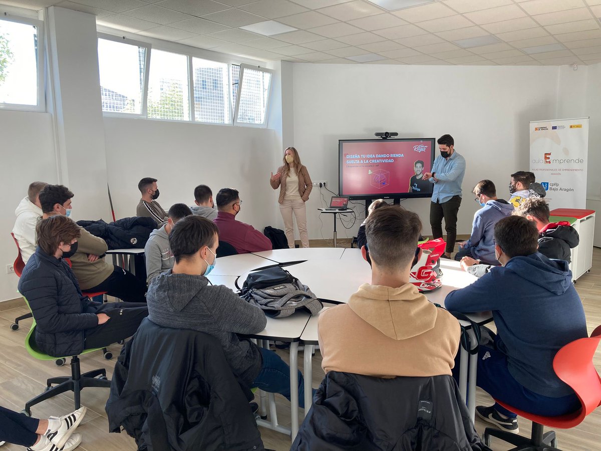 cpifpbajoaragon's tweet photo. Seguimos trabajando en nuestra Aula de Emprendimiento con 2️⃣ talleres de Diseño de Idea💡 y Marketing en RRSS💻 con alumnado de 2º, a cargo de @ivanreyestena, con la colaboración del @IAF_Aragon #NextGenerationEU #planderecuperacion @fp_aragon @tonimartinez24 @RSantolariaM https://t.co/kxTAlx6Kwq