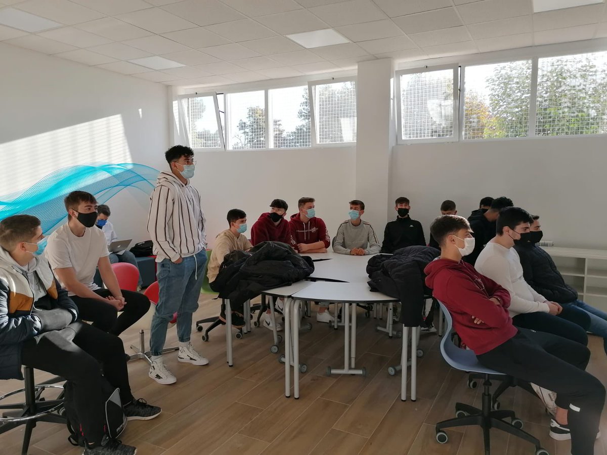 cpifpbajoaragon's tweet photo. Seguimos trabajando en nuestra Aula de Emprendimiento con 2️⃣ talleres de Diseño de Idea💡 y Marketing en RRSS💻 con alumnado de 2º, a cargo de @ivanreyestena, con la colaboración del @IAF_Aragon #NextGenerationEU #planderecuperacion @fp_aragon @tonimartinez24 @RSantolariaM https://t.co/kxTAlx6Kwq