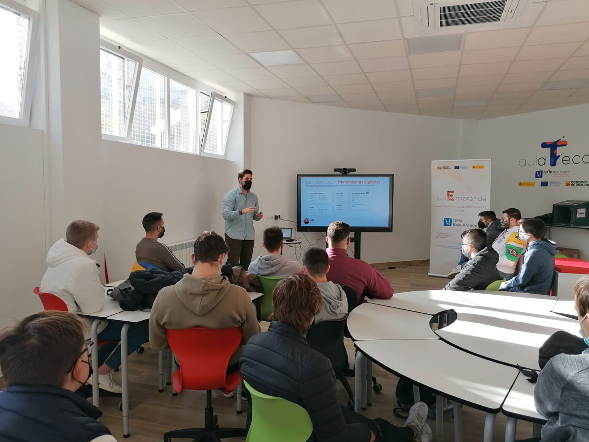 Seguimos trabajando en nuestra Aula de Emprendimiento con 2️⃣ talleres de Diseño de Idea💡 y Marketing en RRSS💻 con alumnado de 2º, a cargo de <a href="/ivanreyestena/">Iván Reyes Tena</a>, con la colaboración del <a href="/IAF_Aragon/">IAF</a> #NextGenerationEU #planderecuperacion <a href="/fp_aragon/">FP Aragón</a> <a href="/tonimartinez24/">Toni Martínez Ramos</a> <a href="/RSantolariaM/">Roberto Santolaria</a>