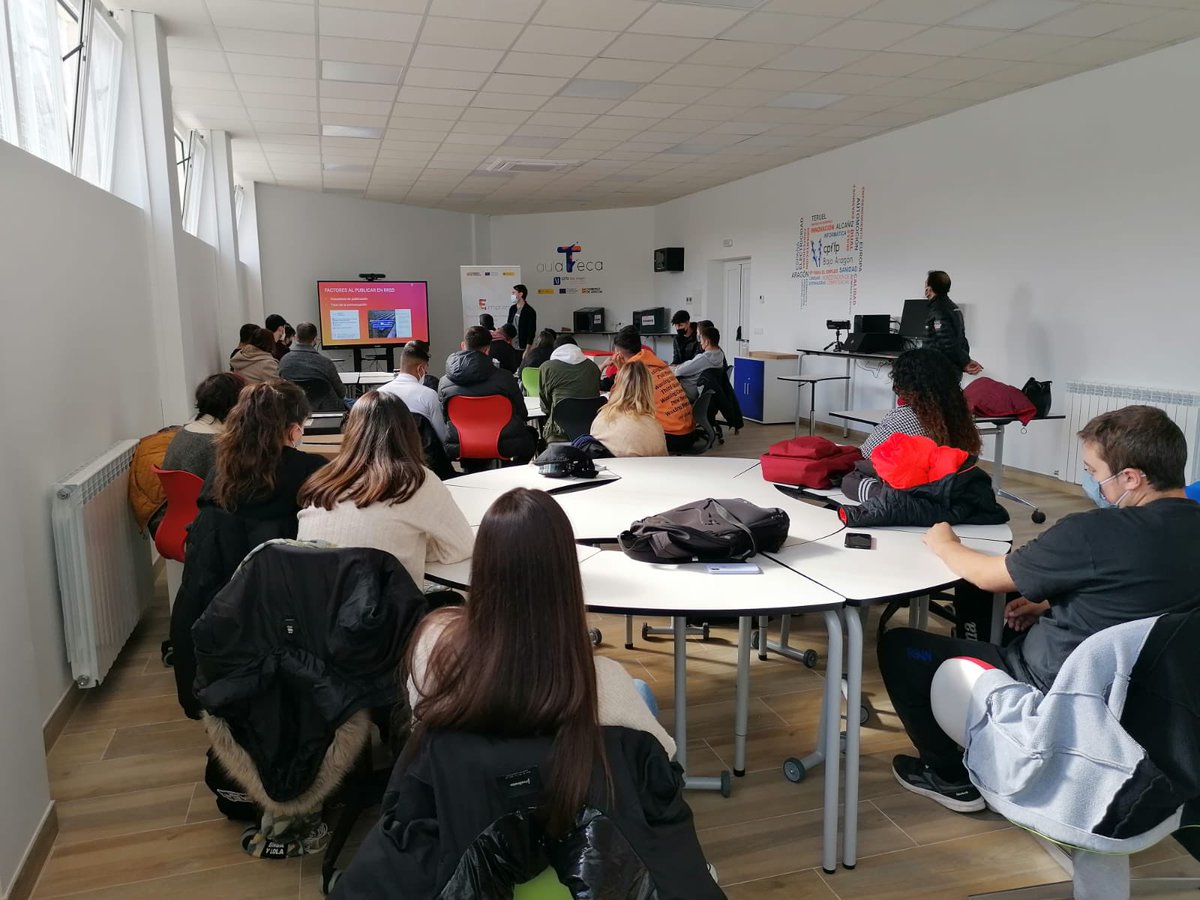 cpifpbajoaragon's tweet photo. Seguimos trabajando en nuestra Aula de Emprendimiento con 2️⃣ talleres de Diseño de Idea💡 y Marketing en RRSS💻 con alumnado de 2º, a cargo de @ivanreyestena, con la colaboración del @IAF_Aragon #NextGenerationEU #planderecuperacion @fp_aragon @tonimartinez24 @RSantolariaM https://t.co/kxTAlx6Kwq